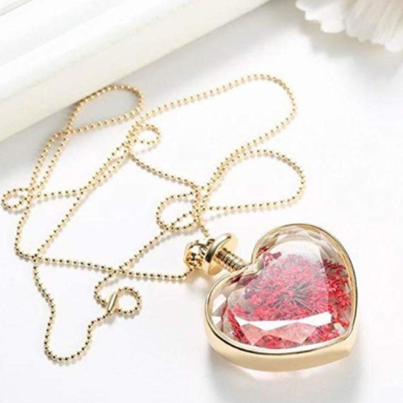 Host Pick🎉🎉 Glass Heart Pendant Floral Necklace - Picture 1 of 3
